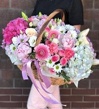 Цветочная композиция из Розы, Хризантемы, Пионы и Лизиантусы в корзине в Нижнем Ломове